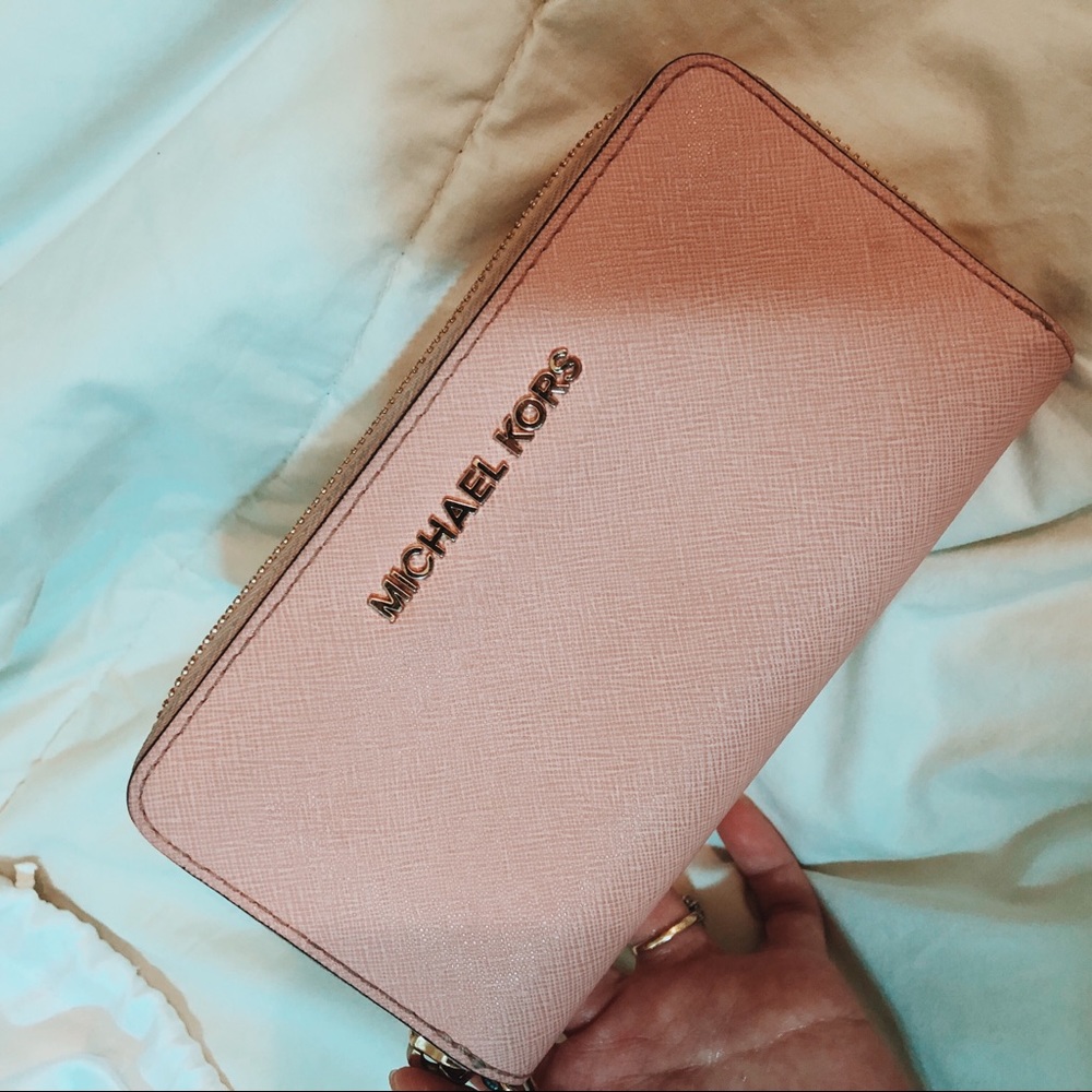 Michael Kors medium size saffiano zip wallet